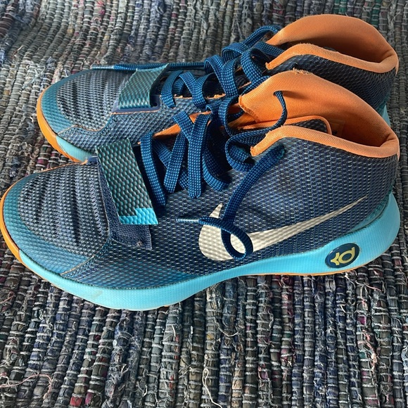 KD Basketball Shoes - Picture 3 of 7